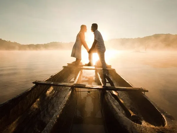 10 Ide Pre-Wedding Cantik di Atas Perahu. Ayo Arungi Bahtera Bersamamu, Mz! 17