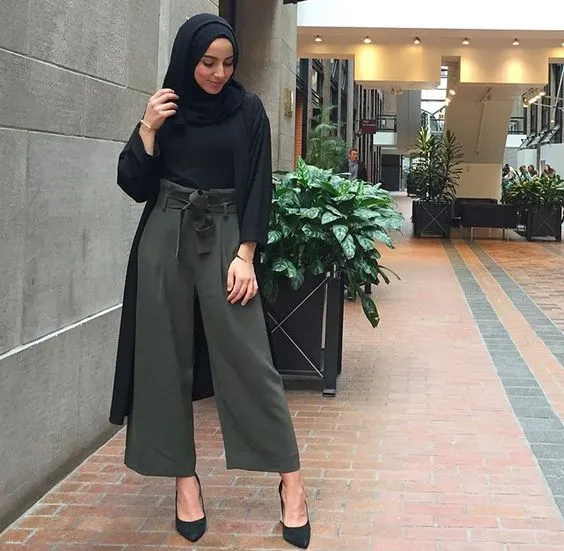 10 Padu-padan Celana Longgar Buat yang Berhijab. Sisihkan Dulu Baju Ketat-ketat 16