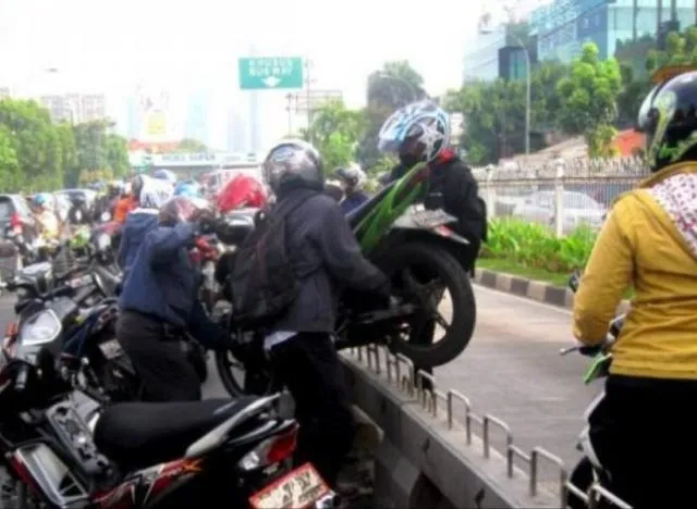 Gotong Royong Kekinian Ini Bikin Miris, Bahu Membahu Langgar Peraturan 5