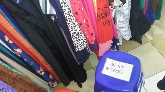 Dari Nenggak Micin Sampai Bakar Ijazah, Ini Lho 10 Kelakuan Kids Zaman Now yang Bikin Gagal Paham! 19