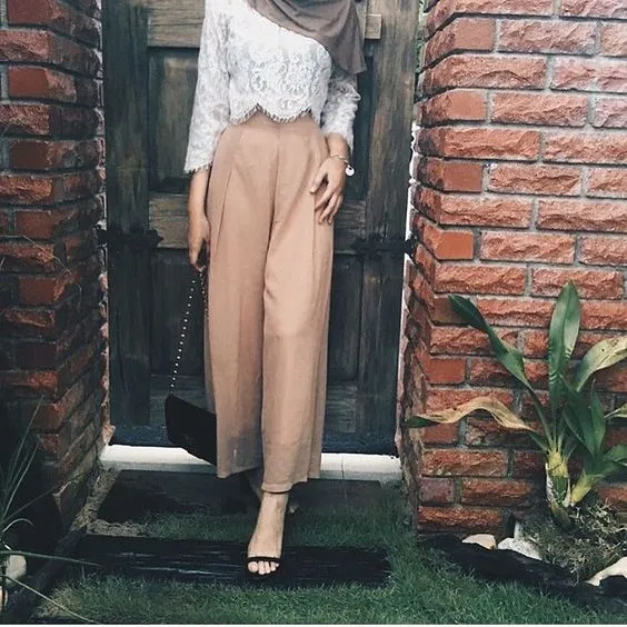 10 Padu-padan Celana Longgar Buat yang Berhijab. Sisihkan Dulu Baju Ketat-ketat 19