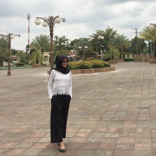 10 Padu-padan Celana Longgar Buat yang Berhijab. Sisihkan Dulu Baju Ketat-ketat 20