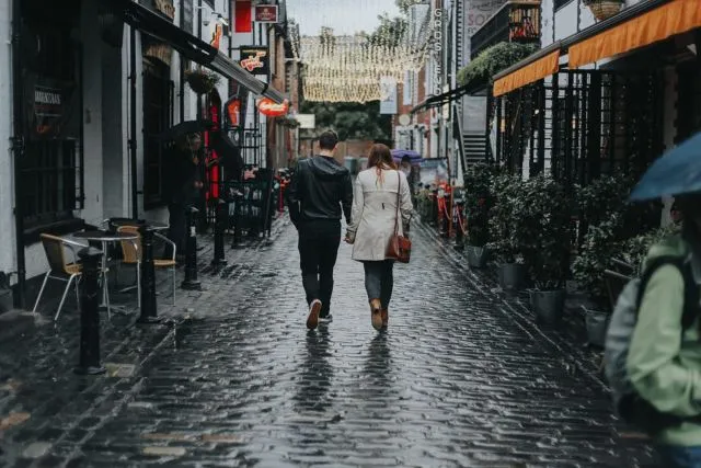 18 Inspirasi Foto Prewedding Romatis Saat Hujan. Basah? Bukan Masalah! 33
