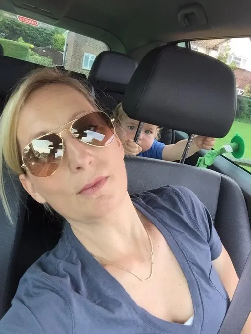 Dari yang Sengaja Sampai Nggak, 18 Potret Photobomb Ini Bikin Ngakak 26