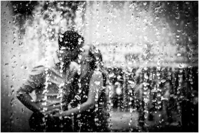 18 Inspirasi Foto Prewedding Romatis Saat Hujan. Basah? Bukan Masalah! 36