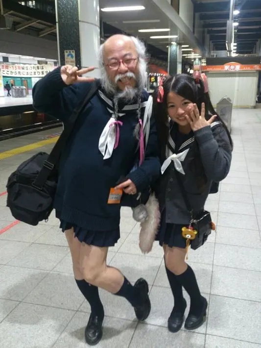 Gemes! Meski Sering Ditegur, Kakek Ini Tetap Suka Pakai Baju Siswi SMA 5