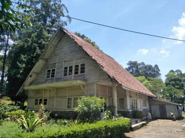 Menguak Misteri di Rumah 'Ibu' Pengabdi Setan. Ternyata Rumahnya Beneran Seram! 6