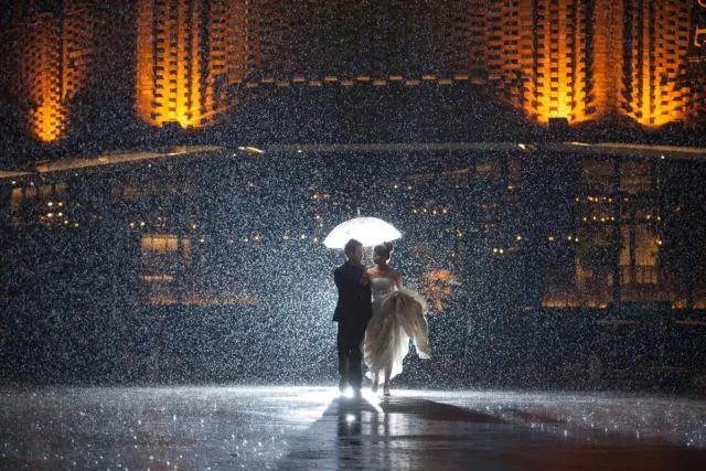 18 Inspirasi Foto Prewedding Romatis Saat Hujan. Basah? Bukan Masalah! 25