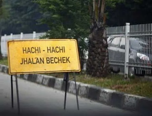 10 Rambu Keselamatan yang Menggelitik. Jangan Cuma Ketawa, Tapi Juga Harus Waspada! 16