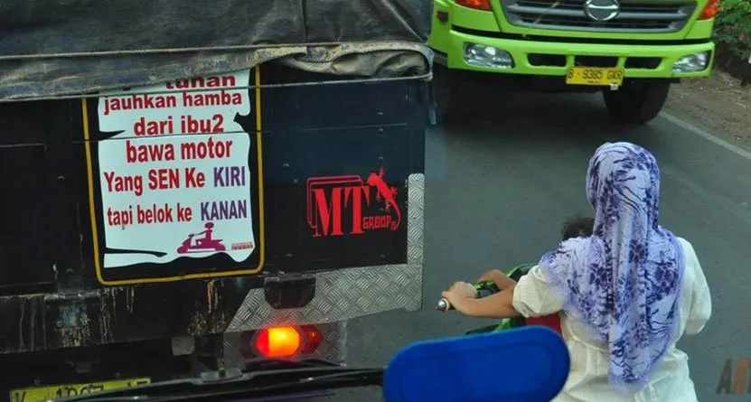 10 Rambu Keselamatan yang Menggelitik. Jangan Cuma Ketawa, Tapi Juga Harus Waspada! 20