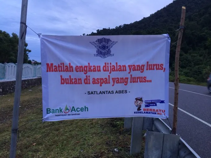10 Rambu Keselamatan yang Menggelitik. Jangan Cuma Ketawa, Tapi Juga Harus Waspada! 14