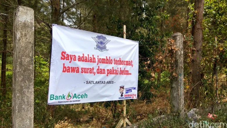 10 Rambu Keselamatan yang Menggelitik. Jangan Cuma Ketawa, Tapi Juga Harus Waspada! 19