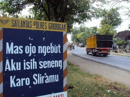10 Rambu Keselamatan yang Menggelitik. Jangan Cuma Ketawa, Tapi Juga Harus Waspada! 13