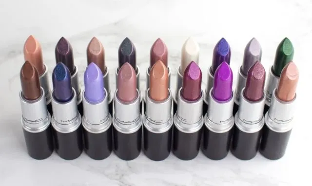 Trik Rahasia Pakai Lipstik Metalik yang Bisa Bikin Kulit Sawo Matang Makin Glowing. Cantik! 5