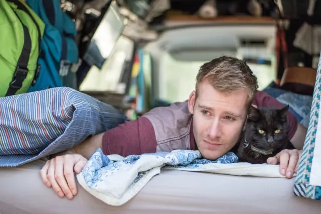 Resign dari Kerja dan Jual Rumah, Cowok Ganteng Ini Traveling Bersama Kucingnya! 13