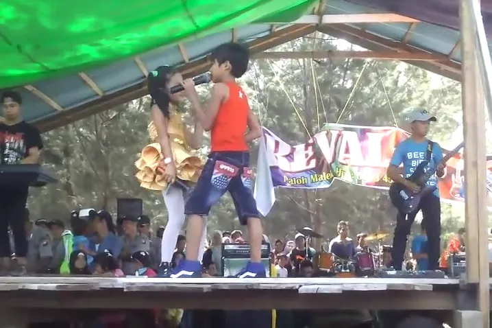 Dua Bocah Ini Nyanyikan Lagu Dewasa, Harusnya Kita Prihatin dengan Pihak yang Memfasilitasinya! 4