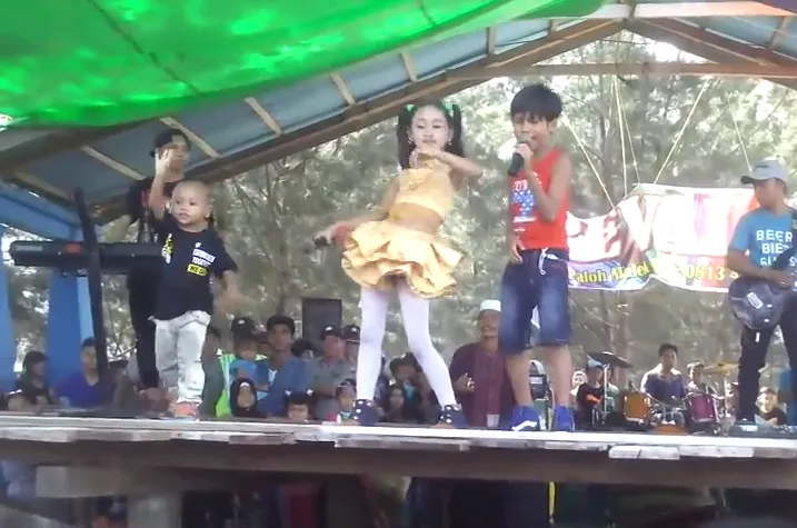 Dua Bocah Ini Nyanyikan Lagu Dewasa, Harusnya Kita Prihatin dengan Pihak yang Memfasilitasinya! 5