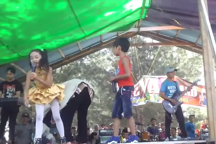 Dua Bocah Ini Nyanyikan Lagu Dewasa, Harusnya Kita Prihatin dengan Pihak yang Memfasilitasinya! 6
