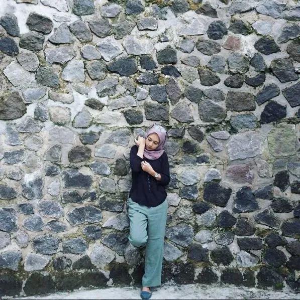 10 Padu-padan Celana Longgar Buat yang Berhijab. Sisihkan Dulu Baju Ketat-ketat 11