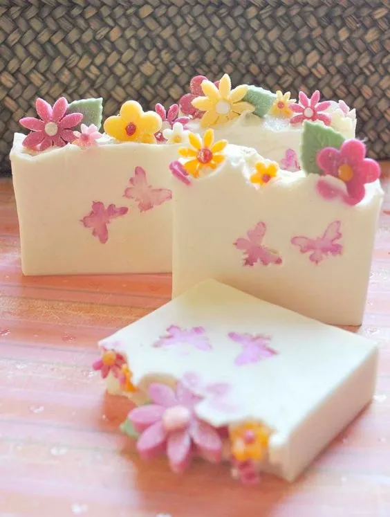 Kue yang Terlihat Lezat Ini Sering Disangka Bisa Dimakan, Tapi Ternyata... 16