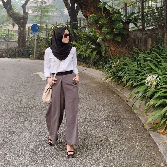 10 Padu-padan Celana Longgar Buat yang Berhijab. Sisihkan Dulu Baju Ketat-ketat 18
