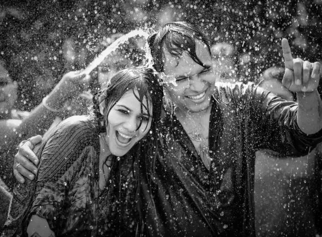 18 Inspirasi Foto Prewedding Romatis Saat Hujan. Basah? Bukan Masalah! 21