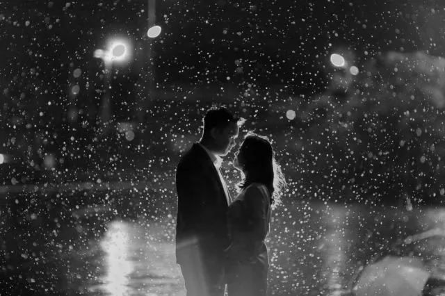 18 Inspirasi Foto Prewedding Romatis Saat Hujan. Basah? Bukan Masalah! 27