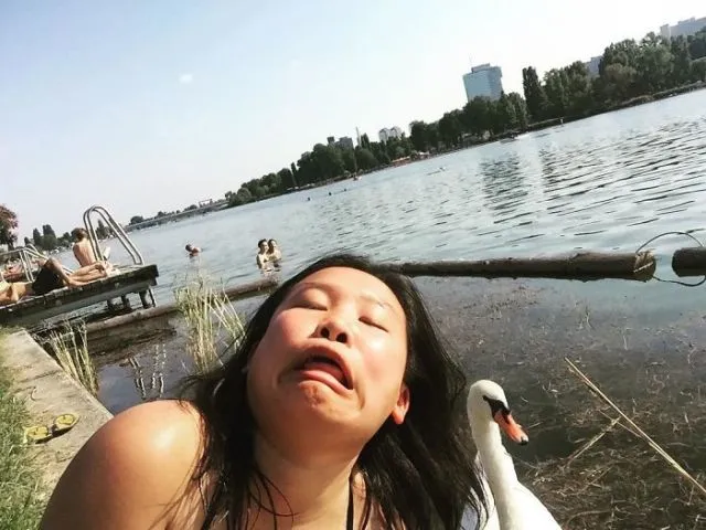 Traveler Ini Selalu Pamerin Dagu di Setiap Fotonya. Lucu dan Kocak Abis! 13