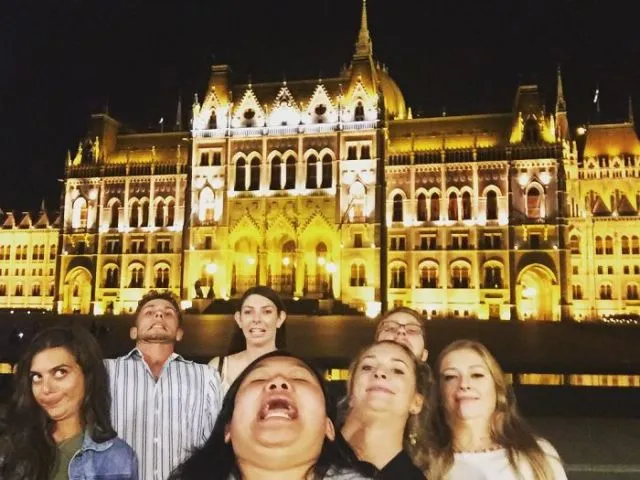 Traveler Ini Selalu Pamerin Dagu di Setiap Fotonya. Lucu dan Kocak Abis! 11