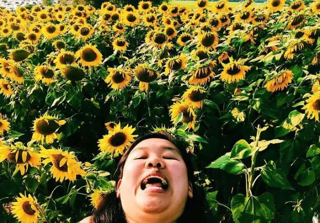 Traveler Ini Selalu Pamerin Dagu di Setiap Fotonya. Lucu dan Kocak Abis! 19