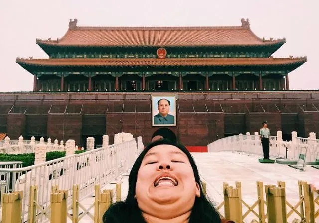 Traveler Ini Selalu Pamerin Dagu di Setiap Fotonya. Lucu dan Kocak Abis! 15