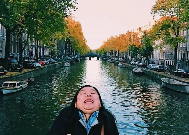 Traveler Ini Selalu Pamerin Dagu di Setiap Fotonya. Lucu dan Kocak Abis! 14