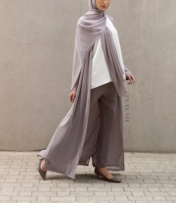 10 Padu-padan Celana Longgar Buat yang Berhijab. Sisihkan Dulu Baju Ketat-ketat 13