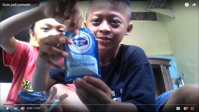 Miris! Dua Bocah Ini Bikin Tutorial Pemakaian Pomade dengan Susu Saset 4
