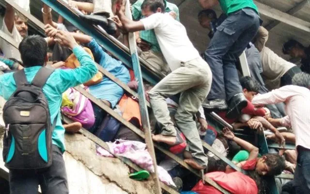Niat Berteduh dari Hujan, 22 Orang Justru Tewas Terinjak-injak di India 7