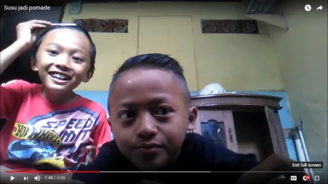 Miris! Dua Bocah Ini Bikin Tutorial Pemakaian Pomade dengan Susu Saset 5