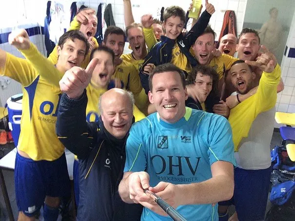 Dari yang Sengaja Sampai Nggak, 18 Potret Photobomb Ini Bikin Ngakak 31