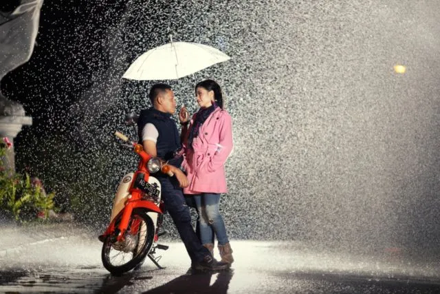 18 Inspirasi Foto Prewedding Romatis Saat Hujan. Basah? Bukan Masalah! 23
