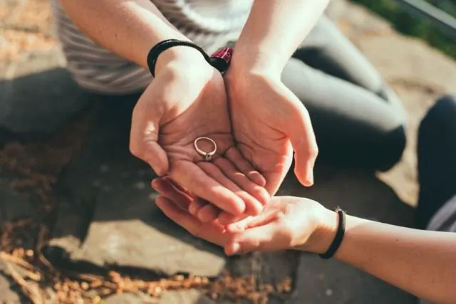 Ingat, Resmi Dilamar Pacar Bukan Berarti Kegalauanmu Kelar! 7