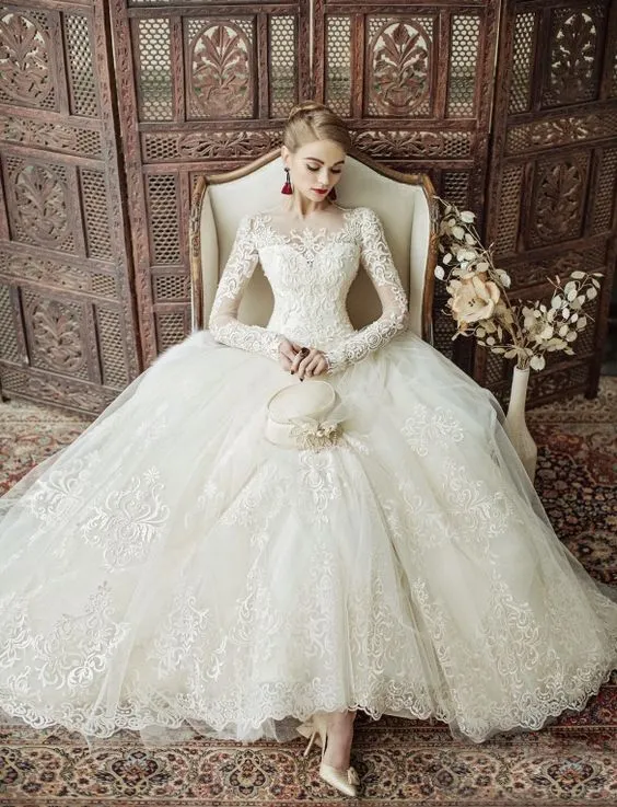 12 Inspirasi Gaun Pengantin Renda. Jaminan Berkelas Sih Kalau Pakai Ini 21