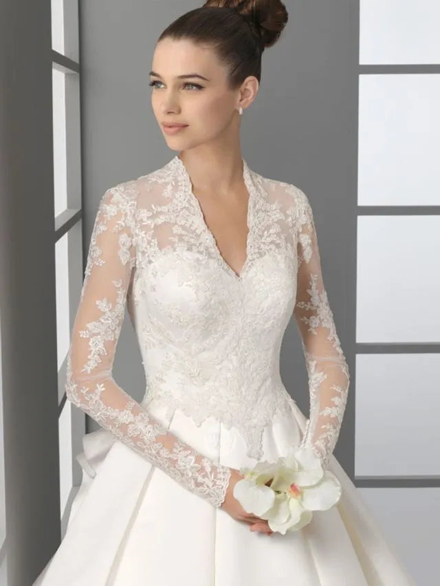 12 Inspirasi Gaun Pengantin Renda. Jaminan Berkelas Sih Kalau Pakai Ini 15