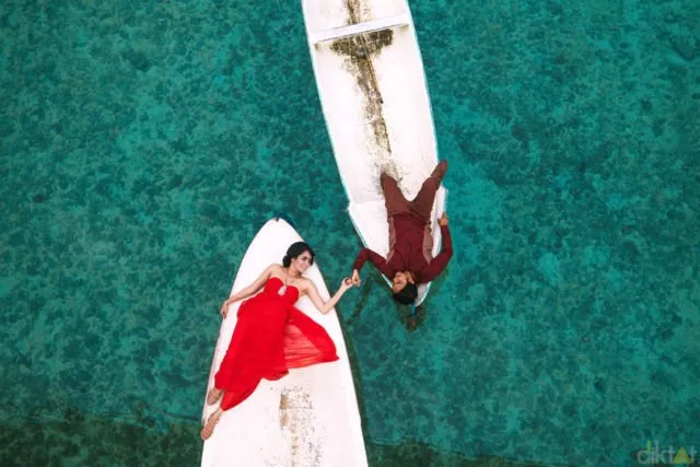 10 Ide Pre-Wedding Cantik di Atas Perahu. Ayo Arungi Bahtera Bersamamu, Mz! 16