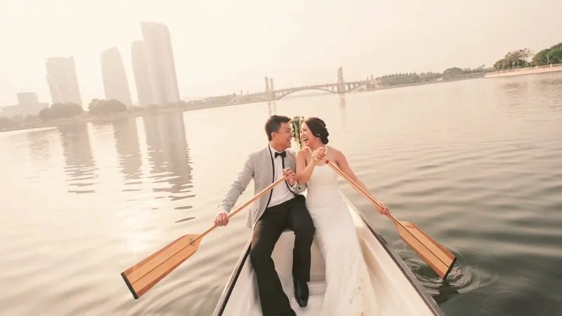 10 Ide Pre-Wedding Cantik di Atas Perahu. Ayo Arungi Bahtera Bersamamu, Mz! 11