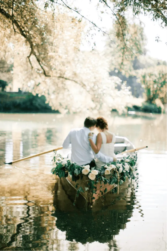 10 Ide Pre-Wedding Cantik di Atas Perahu. Ayo Arungi Bahtera Bersamamu, Mz! 12