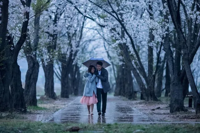 18 Inspirasi Foto Prewedding Romatis Saat Hujan. Basah? Bukan Masalah! 34