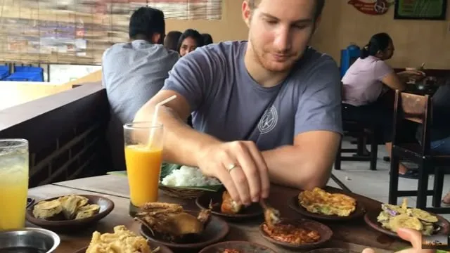 7 Kebiasaan Unik Orang Indonesia yang Bikin Bule Geleng-Geleng Kepala! 12