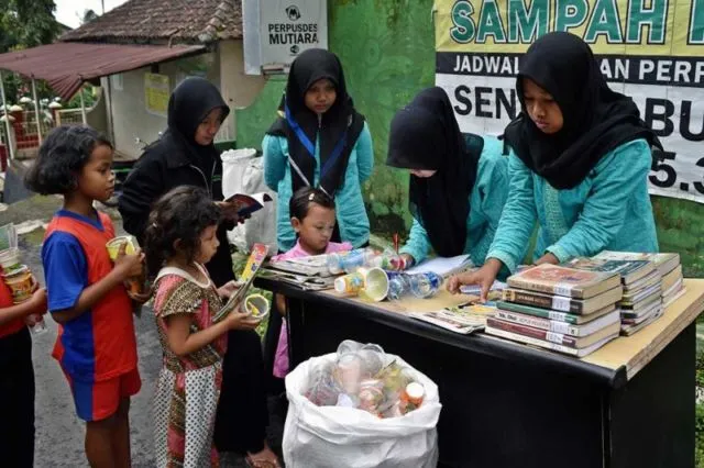 7 Hal di Indonesia Ini Ternyata Bisa Dibeli Pakai Sampah. Mulai Dari Listrik Sampai Sembako 12