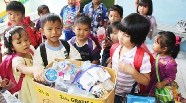 7 Hal di Indonesia Ini Ternyata Bisa Dibeli Pakai Sampah. Mulai Dari Listrik Sampai Sembako 13