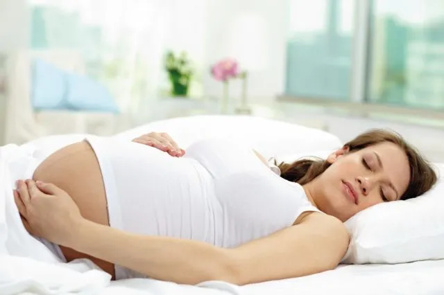 Posisi Tidur Terbaik untuk Ibu Hamil Demi Kesehatannya dan Si Buah Hati 5