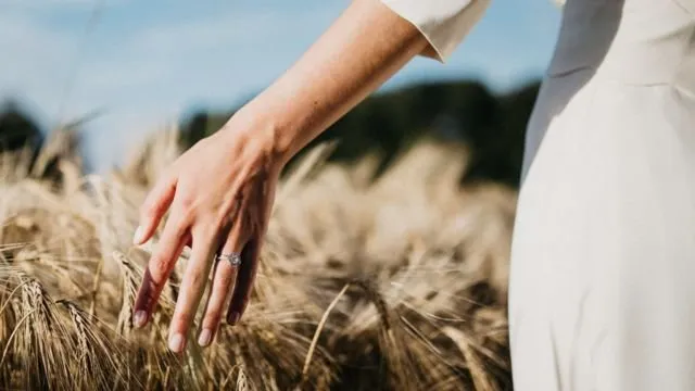 Ingat, Resmi Dilamar Pacar Bukan Berarti Kegalauanmu Kelar! 6
